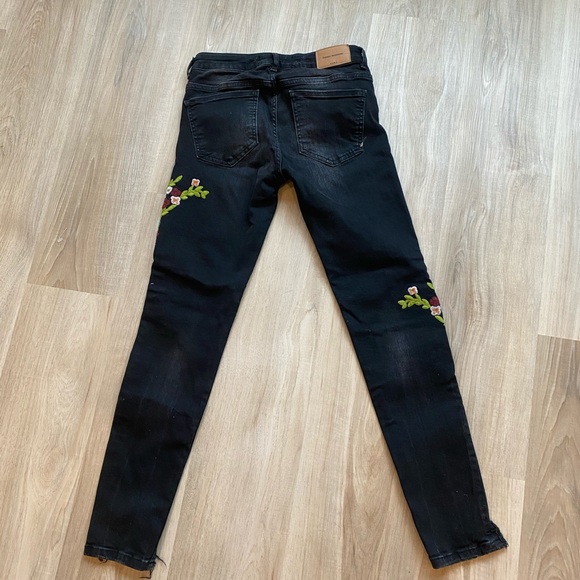 Zara Trafaluc Black Floral Frayed Jeans - Picture 2 of 6